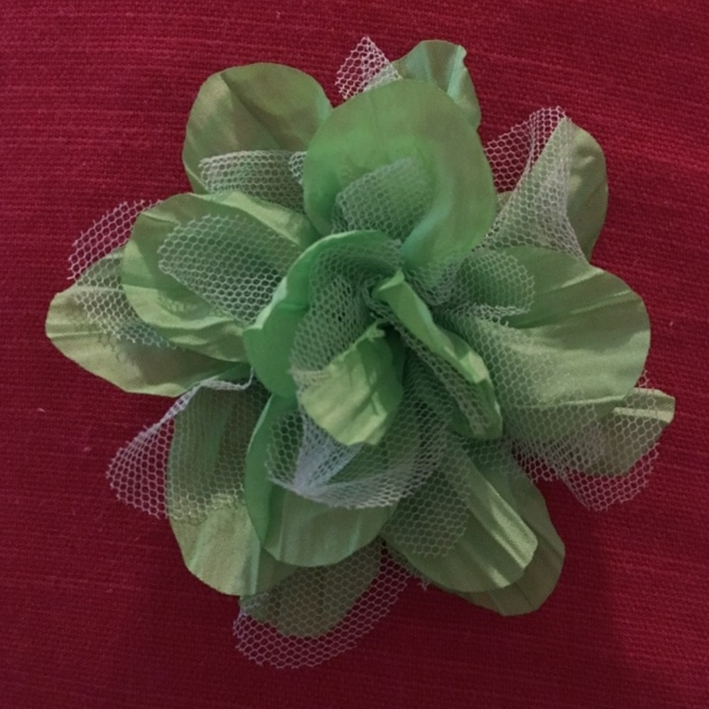 Claire's Green Flower Hair Bow 🍀